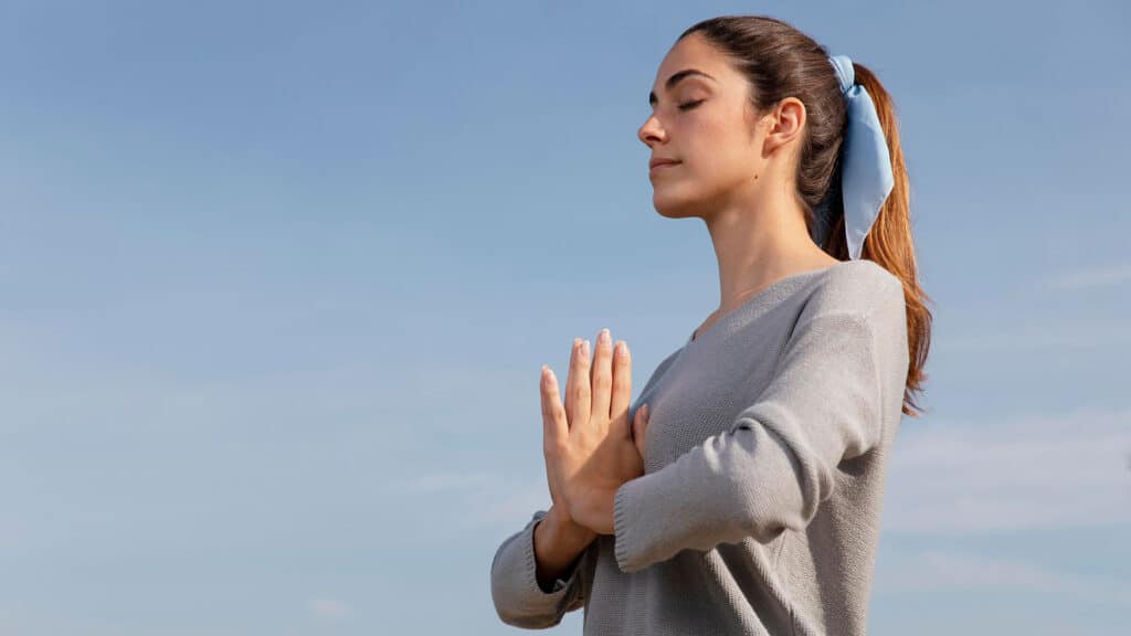 Mulher meditando o mantra havaiano Ho’oponopono